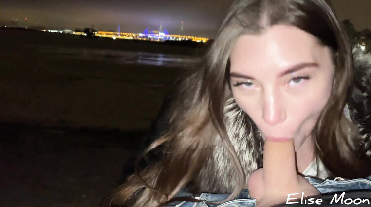 Русская девушка в шубе делает минет на улице на сильном морозе