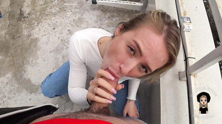 Русская блондинка по-быстрому отсосала парню на крыше многоэтажки