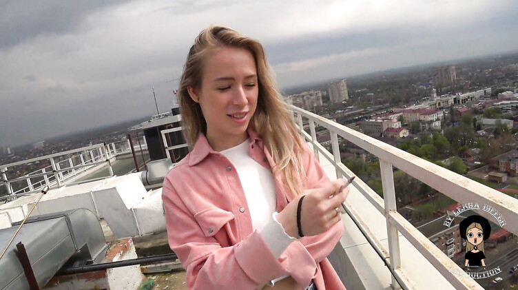 Русская блондинка по-быстрому отсосала парню на крыше многоэтажки