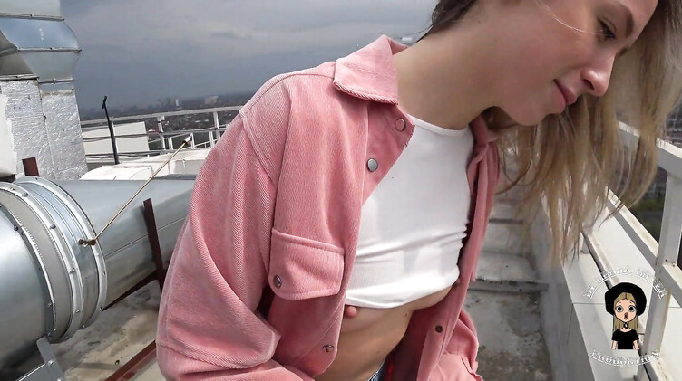 Русская блондинка по-быстрому отсосала парню на крыше многоэтажки