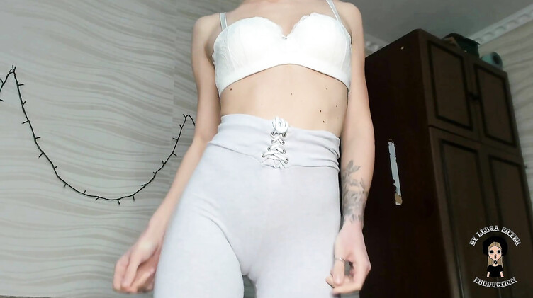 Анальная дыра: Трахает русскую стройняшку в спущенных лосинах в жопу крупным планом