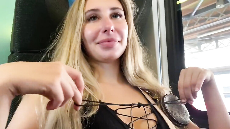 Кончил в пизду блондинке с косичкой после утреннего минета