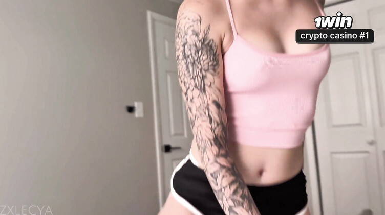 Домашний любительский секс со сводной сестрой в позе наездницы