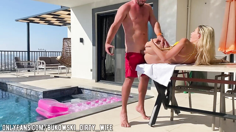 Бритые киски: Ебля блондинки у бассейна после мастурбации на надувном матрасе