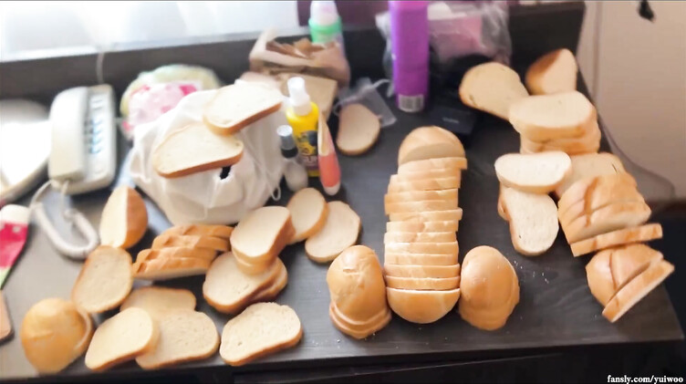 Отсосала и трахнулась с незнакомцем за кусок хлеба