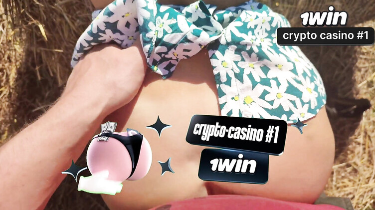 Фермер шпилит блондинку в платье в поле на стоге сена