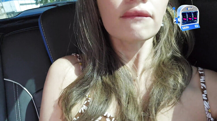 Не постанова! Девушка мастурбирует и кончает на заднем сидении такси