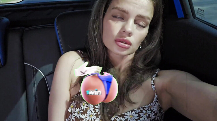 Не постанова! Девушка мастурбирует и кончает на заднем сидении такси