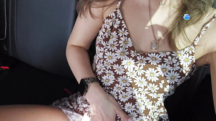 Не постанова! Девушка мастурбирует и кончает на заднем сидении такси