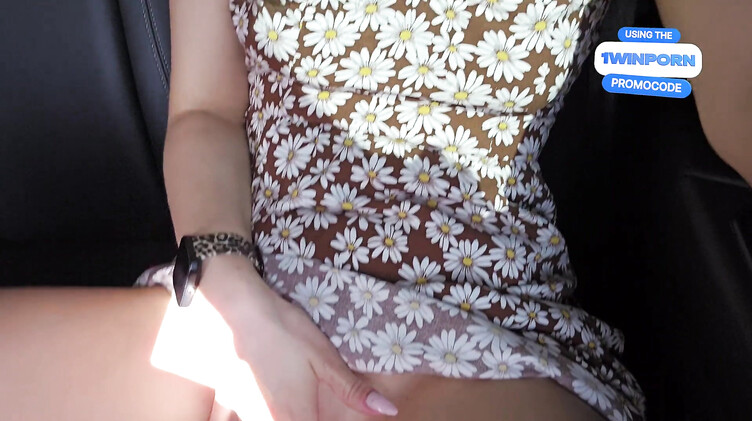 Не постанова! Девушка мастурбирует и кончает на заднем сидении такси