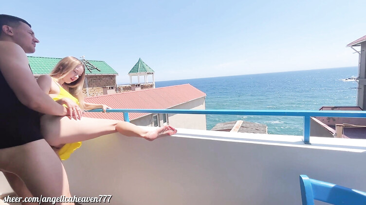 Анжелика обоссалась после траха на балконе с видом на море