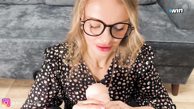 На диване: Психолог в очках при помощи секс практики со связыванием исцелила клиента