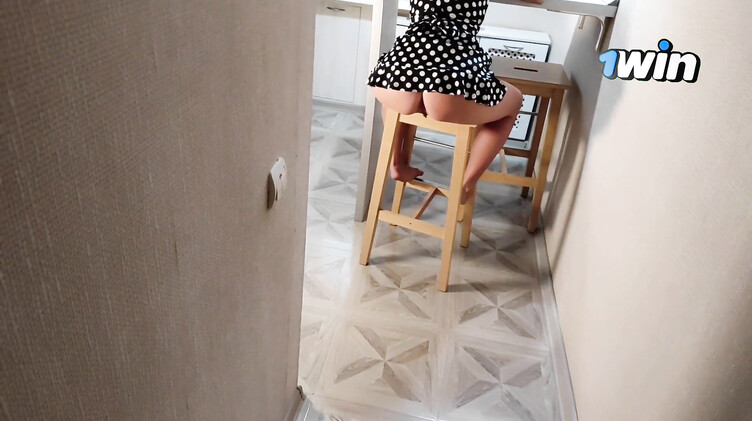 SWife Katy: Присунул сводной сестре на табуретке до вагинального кремпая