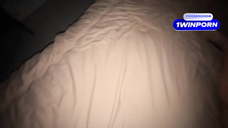 Сюрприз для шлюхи! Снял гандон и кончил проститутке в киску