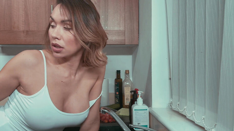 Пасынок отодрал жопастую мачеху застрявшую рукой в измельчителе