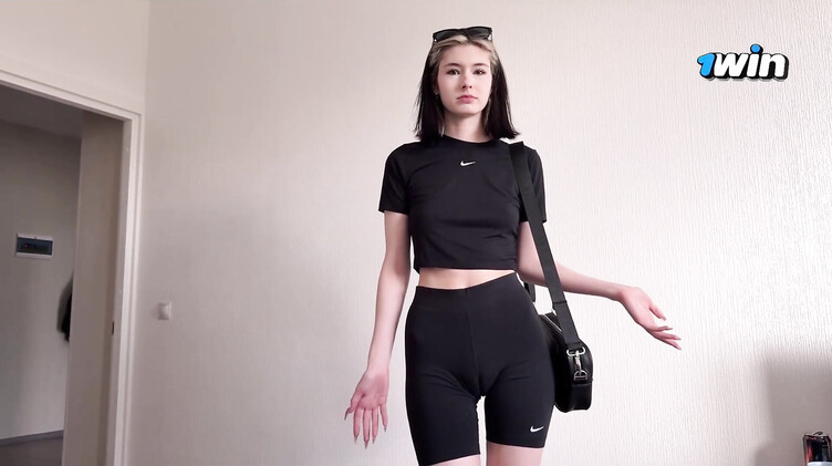 Ревнивый тип отодрал девушку за шорты с верблюжьей лапкой