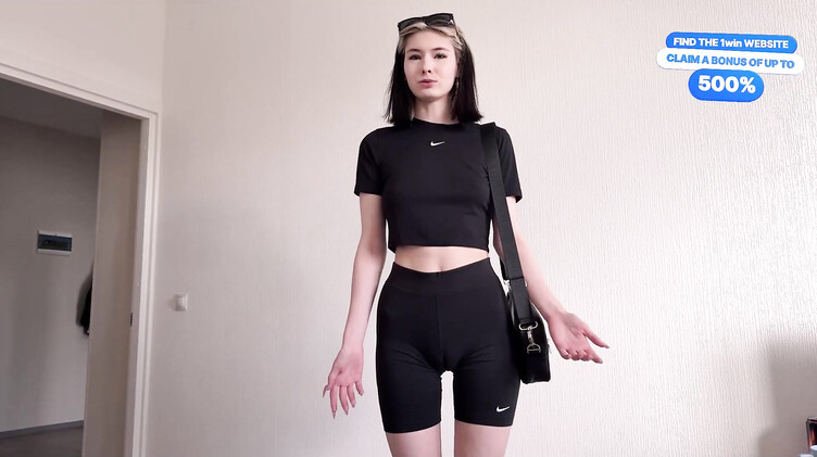 Ревнивый тип отодрал девушку за шорты с верблюжьей лапкой