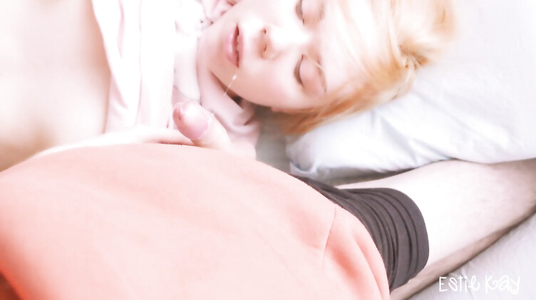 Возбужденная просмотром порно девушка берет за щеку болт сводного брата