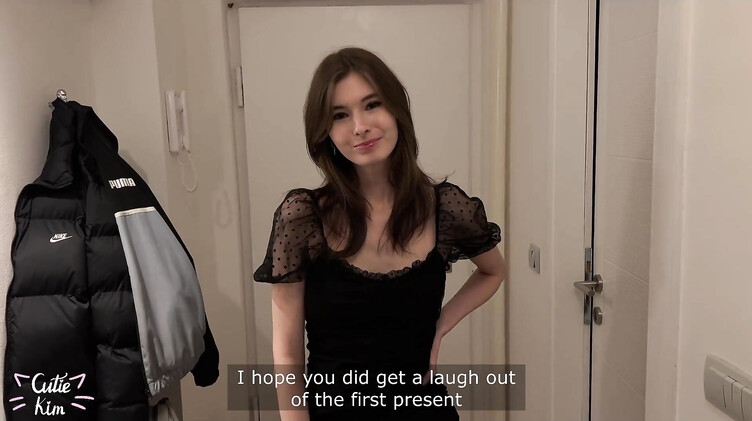 18-летняя именинница сосет сводному брату и скачет на подаренном дилдо