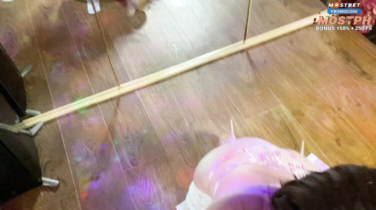 Стриптизерша за деньги сосет хуй и ебется до кремпая