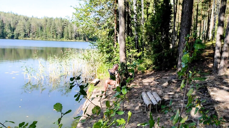 Трахнул незнакомку на природе, застукав ее за мастурбацией