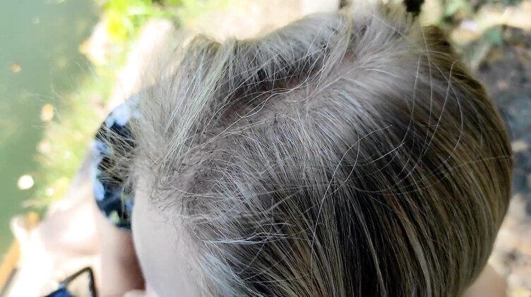 Трахнул незнакомку на природе, застукав ее за мастурбацией