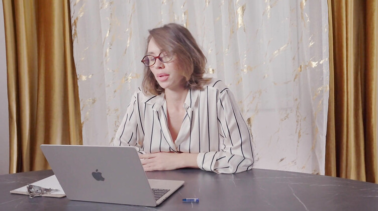 В очках: Пасынок трахает в большую жопу свою сексуальную мачеху в колготках