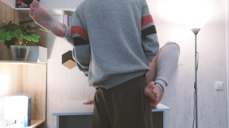 Сводная сестра: Отлизал сестре и трахнул в попку на столе