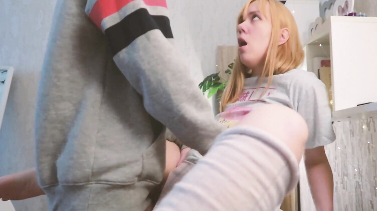 Домашнее порно: Отлизал сестре и трахнул в попку на столе