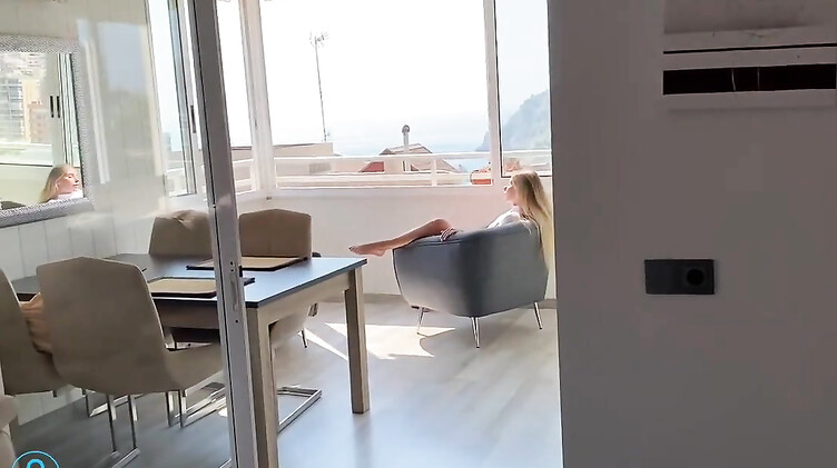 От первого лица: Муж застукал жену за мастурбацией на балконе и оттрахал ее киску