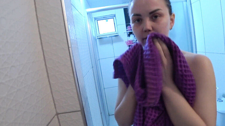 Соседка долго мылась в душе, грубо ее трахнул!