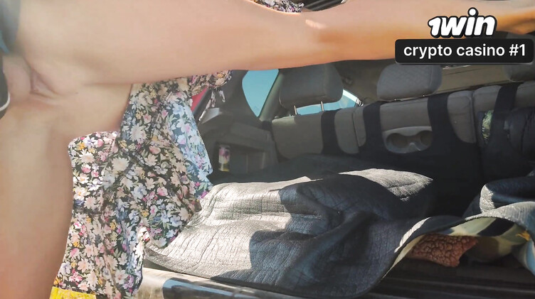 SWife Katy: Ебля раком девки в платье в багажнике машины