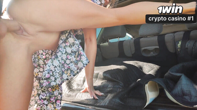 Ебля раком девки в платье в багажнике машины