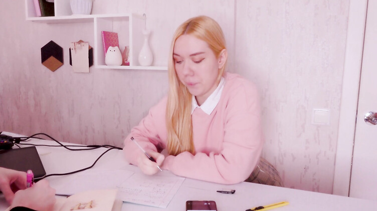 Сводный брат отшлепал и трахнул в попку рассеянную сводную сестренку