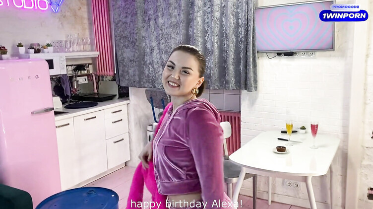 День рождения: Отодрал русскую жопастую именинницу на ее День рождения