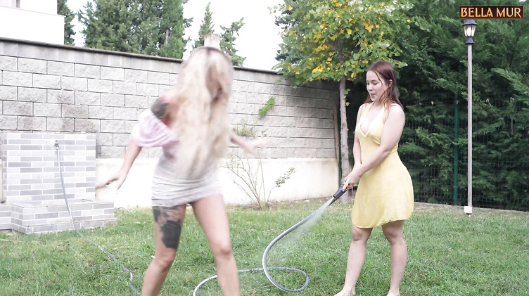 Длинные волосы: Зрелый садовник занялся анальным сексом втроем с дочками домовладельца