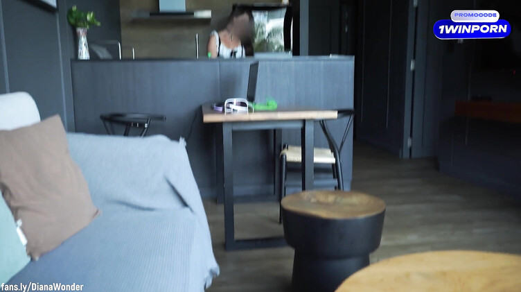 Богатый качок дерет пышнозадую служанку в униформе