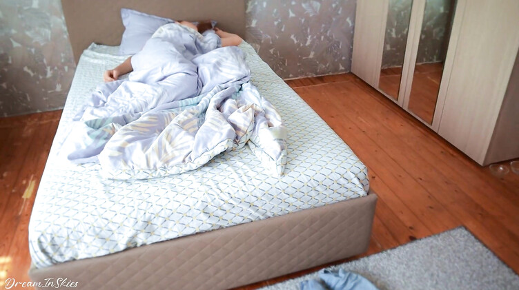 Парень с утра разбудил девушку и дал ей пососать свой крепкий член