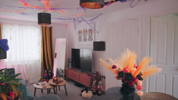 Силиконовая русская мачеха застыла на Хэллоуин и пасынок воспользовался ее киской и жопой