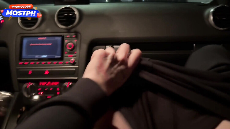 Красотка в Audi сосет в машине член наглого незнакомого парня