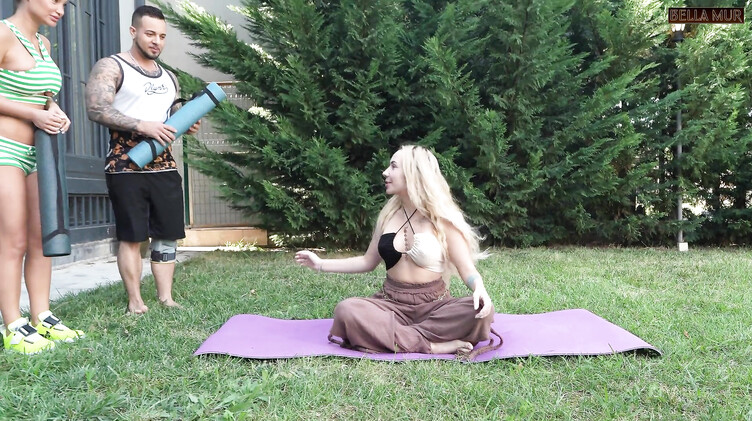 Monika Fox: Инструкторша йоги развела клиентов на еблю ЖМЖ