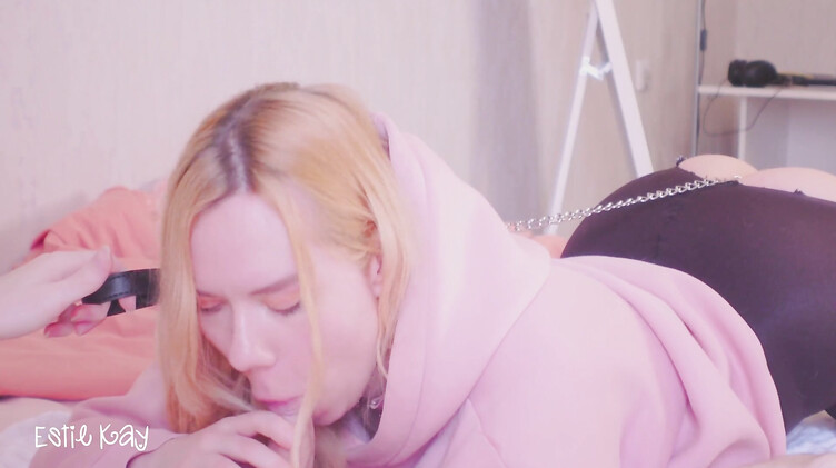 Блондинка выдавливает кончу из прожаренной братом жопы