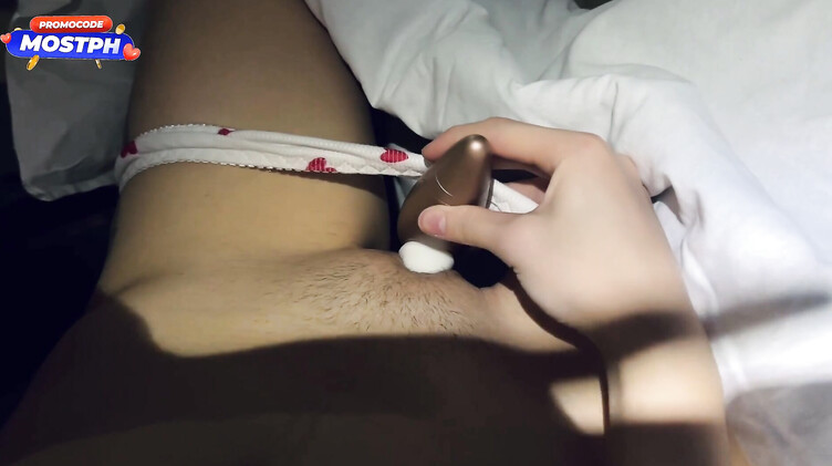 Мастурбация вибратором до оргазма в купе поезда