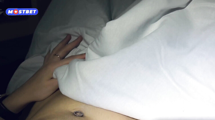 HD порно: Мастурбация вибратором до оргазма в купе поезда