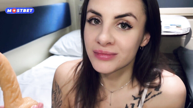 Крупным планом: Мастурбация вибратором до оргазма в купе поезда