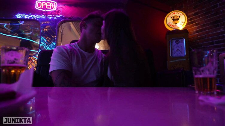 Петтинг за столом ночного клуба и перепихон в параше