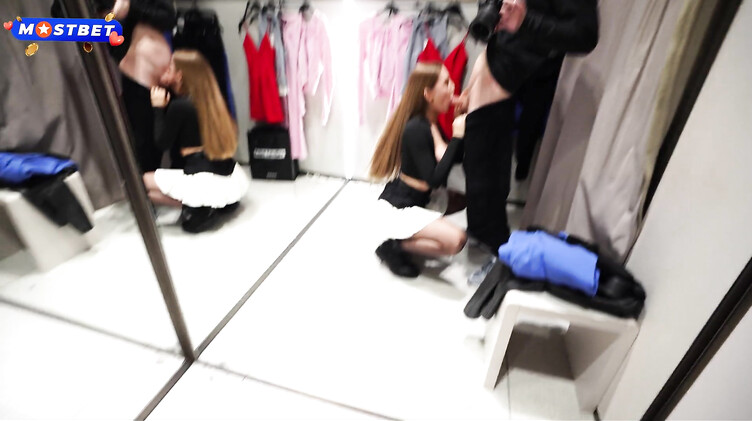 Глотает сперму: Сочно отсосала и глотнула сперму в примерочной торгового центра