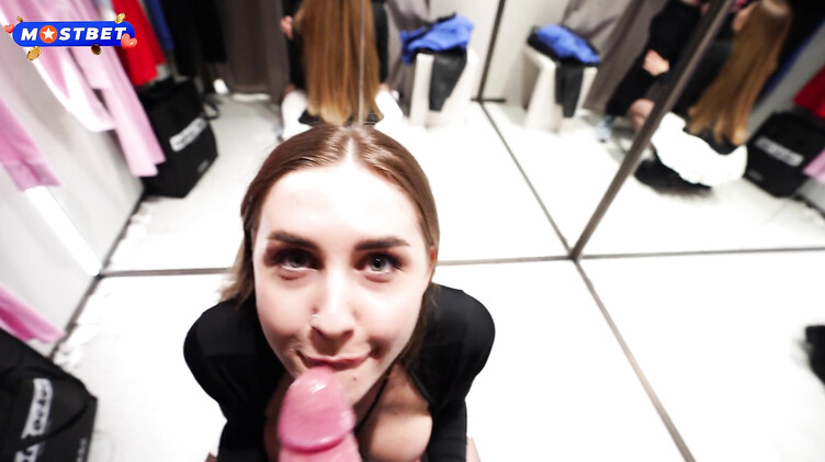 Стоячие сиськи: Сочно отсосала и глотнула сперму в примерочной торгового центра