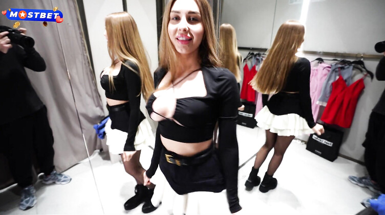 Сочно отсосала и глотнула сперму в примерочной торгового центра