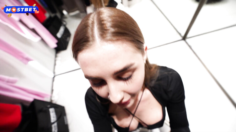 Сочно отсосала и глотнула сперму в примерочной торгового центра